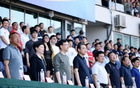 南京淮安領(lǐng)導(dǎo)觀“蘇超”，鎮(zhèn)江市長探球員。
