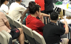 張母于瑛觀戰(zhàn)女籃替補席前
