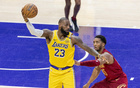 NBA高管：詹姆斯應(yīng)自由簽約而非執(zhí)行球員選項(xiàng)，錯(cuò)誤決策。