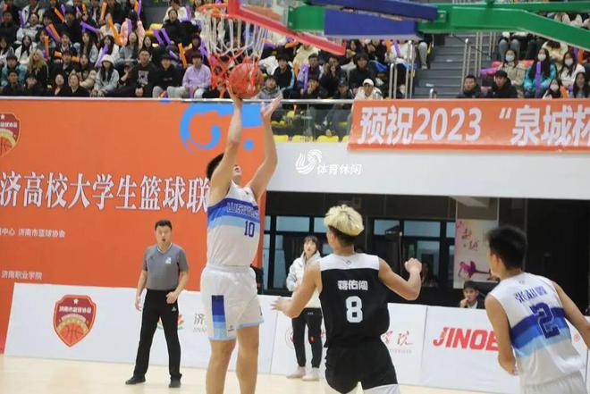 4月22日,北京大學(xué)第30屆體育文化節(jié)暨2023年春季運(yùn)動(dòng)會(huì)開幕式在五四體育中心舉行。北京市團(tuán)市委書記鄭曉博、北京市大學(xué)生體育協(xié)會(huì)主席郝光安應(yīng)邀出席開幕式。北京大學(xué)黨委書記郝平、校長(zhǎng)龔旗煌及在京的校領(lǐng)導(dǎo)班子成員出席開幕式,各職能部門、各院系師生代表及嘉賓在主席臺(tái)和觀禮臺(tái)觀看開幕式。 4月22日,北京大學(xué)第30屆體育文化節(jié)暨2023年春季運(yùn)動(dòng)會(huì)開幕式在五四體育中心舉行。北京市團(tuán)市委書記鄭曉博、北京市大學(xué)生體育協(xié)會(huì)主席郝光安應(yīng)邀出席開幕式。北京大學(xué)黨委書記郝平、校長(zhǎng)龔旗煌及在京的校領(lǐng)導(dǎo)班子成員出席開幕式,各職能部門、各院系師生代表及嘉賓在主席臺(tái)和觀禮臺(tái)觀看開幕式。
